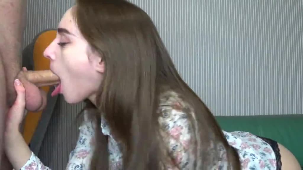 Une salope dévouée suce la bite dure de son petit ami pour une gorge profonde palpitante