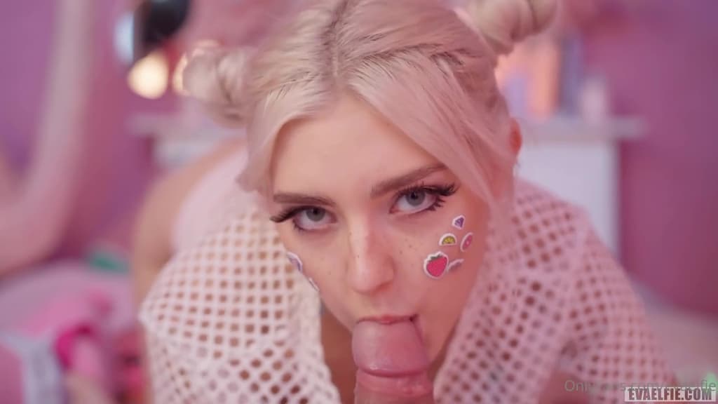 Porno yıldızı Eva Elfie, güzel kızların neden daha fazla boşalma aldığını gösteriyor