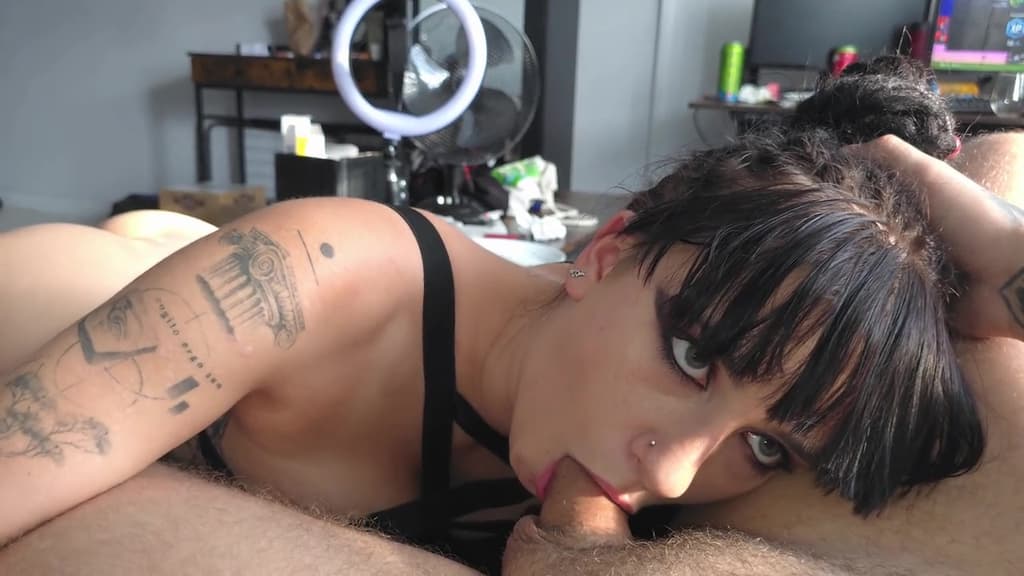 Gotik kız poz verirken derin bir oral seks yapar ve bir sperm patlamasına neden olur