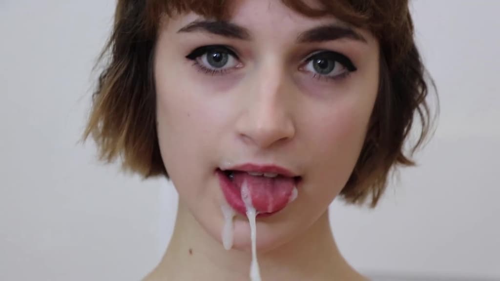 Jovem morena recebe uma boca cheia de esperma de um pau peludo e cheio de veias