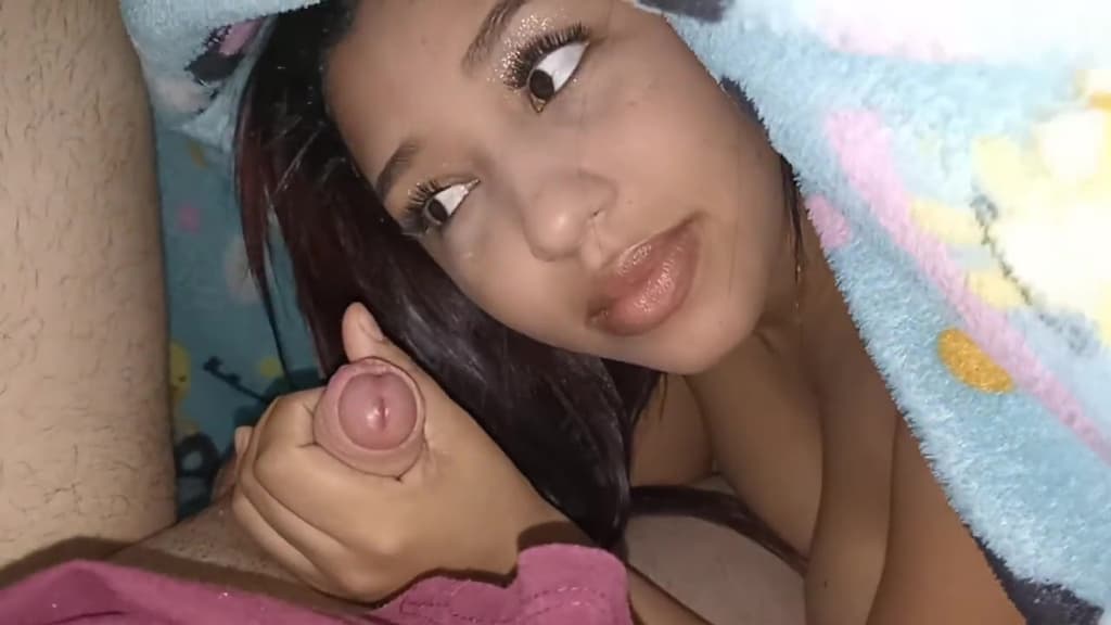 Une jeune épouse népalaise caresse le pénis de son mari après avoir préparé le dîner