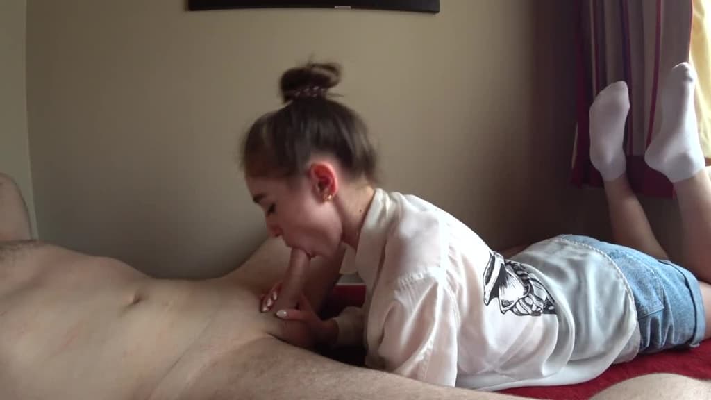 Freundin gibt super Blowjob, bekommt super Sperma in den Hals