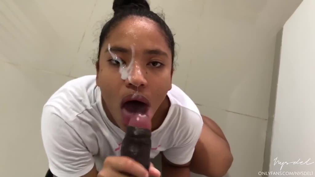 Garota de bunda grande quase é pega fazendo um boquete delicioso